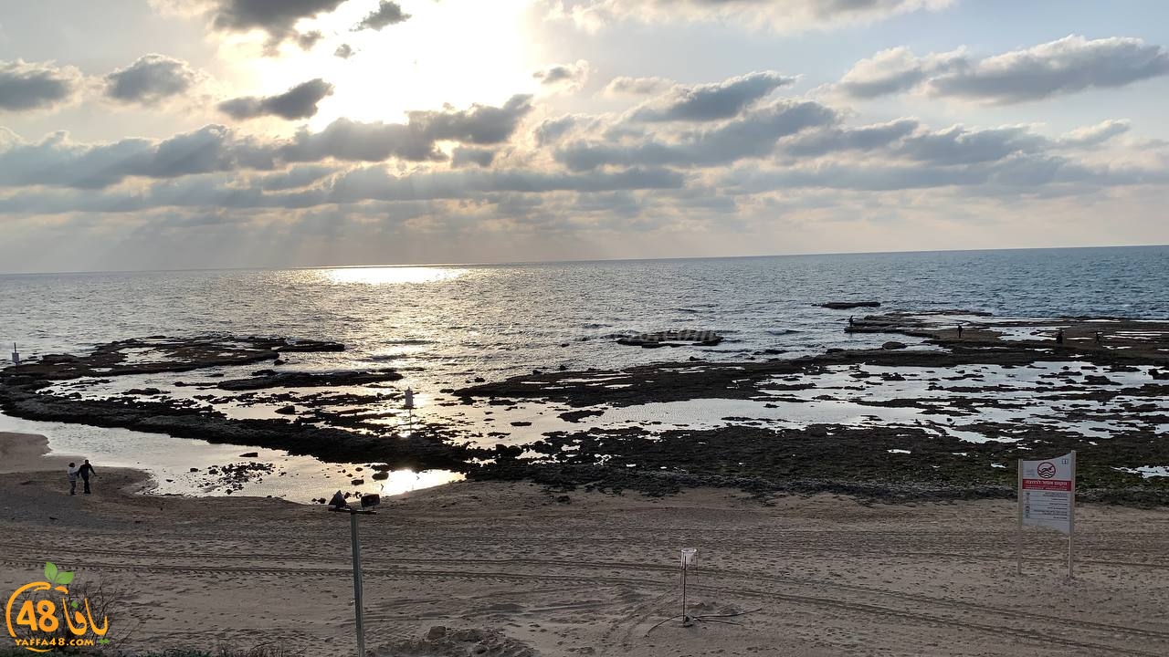 ظاهرة طبيعية تُثير المخاوف.. تراجع منسوب مياه البحر على شواطئ يافا